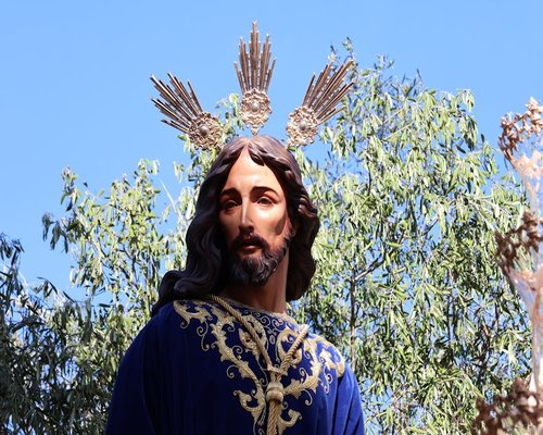 Persona relajada leyendo un libro en el sofá de su casa durante el fin de semana